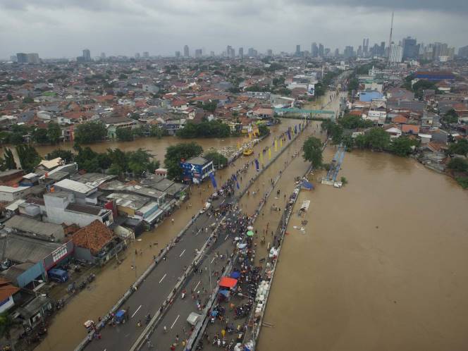 Banjir di Jalan Abdullah Syafei, fly over Tebet - Kampung Melayu, Januari 2014 - Plasa MSN - Wahyu Putro - Antara.jpg 2